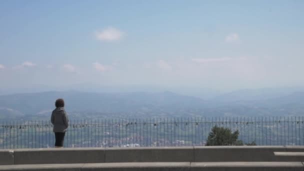 Mujer irreconocible en un mirador de un parque natural en el norte de España — Vídeos de Stock