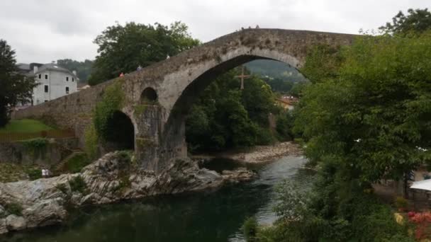 Ρωμαϊκή γέφυρα πάνω από τον ποταμό Sella στις Αστούριες, Ισπανία — Αρχείο Βίντεο