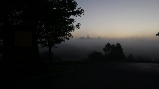 Estatua religiosa en una montaña con niebla — Vídeo de stock