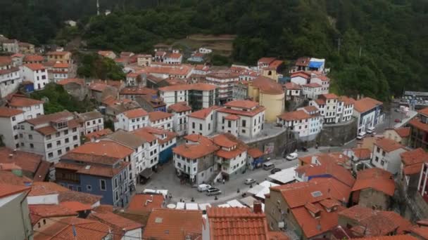Blick von oben auf eine Stadt in Nordspanien — Stockvideo