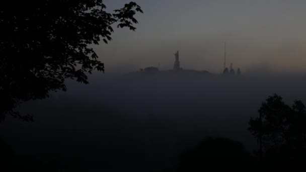 Estatua religiosa en una montaña con niebla — Vídeo de stock