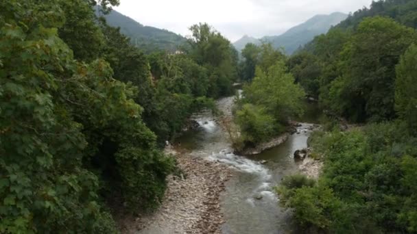 Piccolo fiume possente tra le montagne — Video Stock