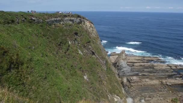 Tebing di pantai Laut Cantabrian dengan gelombang menabrak batu — Stok Video