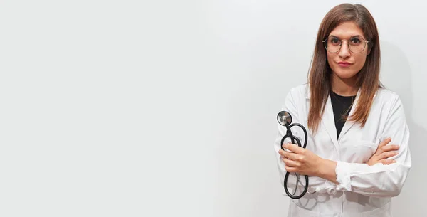 Medico femminile che guarda la fotocamera con le braccia incrociate — Foto Stock