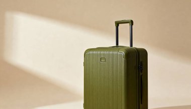 Modern Minimal Studio Lighting 'de zeytin yeşili sert kabuklu bavul