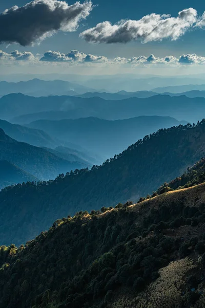 Khaliya Tepesi 'nden görünen dağ katmanları, Kumaun Himalayaları' ndan Munsyari.