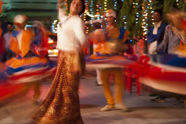 Kumauni chholiya (choliya) bir Hint düğününde dans eden dansçılar: Uttarakhand 'den halk dansı