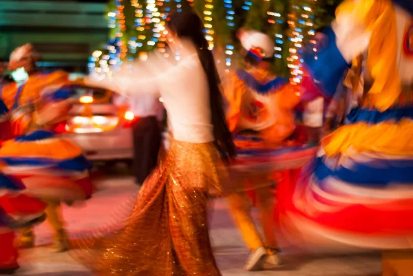 Kumauni chholiya (choliya) bir Hint düğününde dans eden dansçılar: Uttarakhand 'den halk dansı