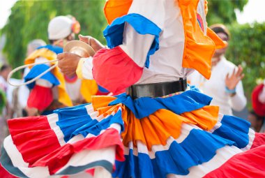 Kumauni chholiya (choliya) bir Hint düğününde dansçı: Uttarakhand 'den halk dansı
