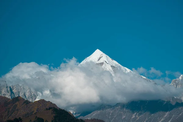 Munsyari, Uttarakhand Hindistan 'daki Panchachuli tepelerinden bulutlar yükseliyor.