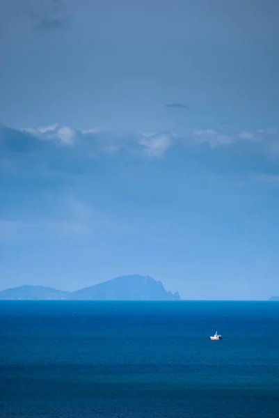 Kuzey Atlantik Okyanusu 'nda Kerry İrlanda Halkası yakınlarında bir feribot.