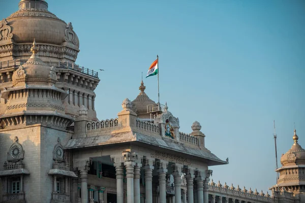 Bangalore, Hindistan - 4 Nisan 2019: Bangalore 'da Karnataka Eyaleti Vidhan Sabha (Vidhana Soudha) binası.