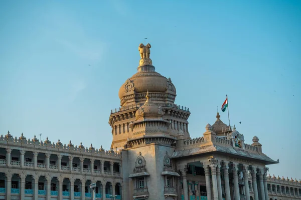 Bangalore, Hindistan - 4 Nisan 2019: Bangalore 'da Karnataka Eyaleti Vidhan Sabha (Vidhana Soudha) binası.