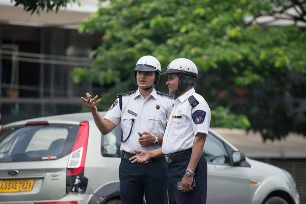 Bangalore, Hindistan: 24 Haziran 2017, Trafik Müdürleri (polisler), Koramangala trafiğini yönetirken trafik durumunu tartıştılar