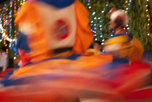 Kumauni chholiya (choliya) bir Hint düğününde dans eden dansçılar: Uttarakhand 'den halk dansı