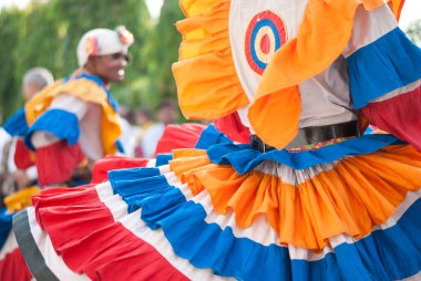 Haldwani, Hindistan, Mayıs 2013: Kumauni chholiya (choliya) bir Hint düğününde halk dansları yapıyor.