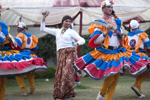 Haldwani, Hindistan, Mayıs 2013: Kumauni chholiya (choliya) bir Hint düğününde halk dansları yapıyor.