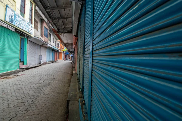 Pithoragarh, Hindistan, Mayıs 2021: COVID-19 'un ikinci dalgası sırasında kilitlenme nedeniyle pazar kapatıldı 