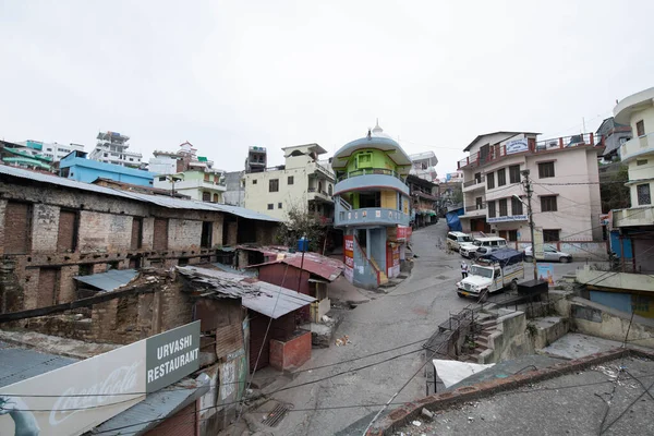 Pithoragarh, Hindistan, Mayıs 2021: COVID-19 'un ikinci dalgası sırasında kilitlenme nedeniyle pazar kapatıldı 