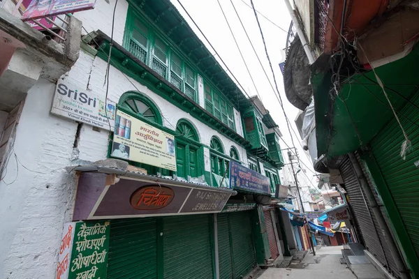 Pithoragarh, Hindistan, Mayıs 2021: COVID-19 'un ikinci dalgası sırasında kilitlenme nedeniyle pazar kapatıldı 