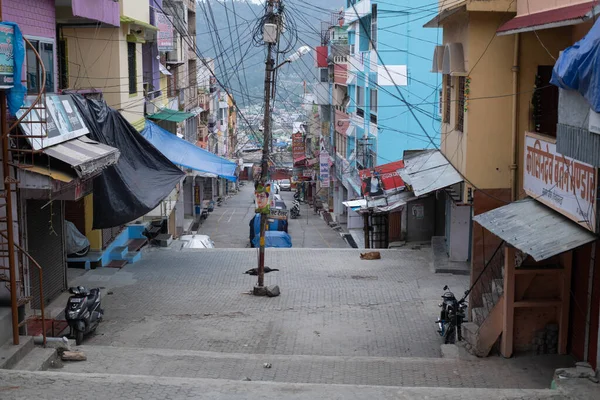 Pithoragarh, Hindistan, Mayıs 2021: COVID-19 'un ikinci dalgası sırasında kilitlenme nedeniyle pazar kapatıldı 