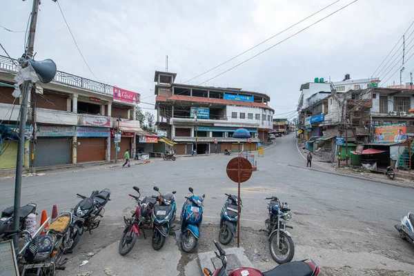 Pithoragarh, Hindistan, Mayıs 2021: COVID-19 'un ikinci dalgası sırasında kilitlenme nedeniyle pazar kapatıldı 