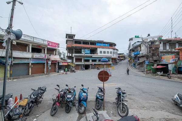 Pithoragarh, Hindistan, Mayıs 2021: COVID-19 'un ikinci dalgası sırasında kilitlenme nedeniyle pazar kapatıldı 