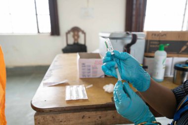 Pithoragarh, Hindistan, Mayıs 2021: Hindistan 'da insanlar COVID-19 aşısı yaptırıyor.