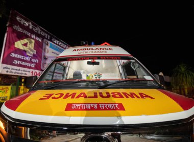 Pithoragarh, Hindistan, Haziran 2021: Uttarakhand Devlet Ambülansı, COVID için özel olarak hazırlandı