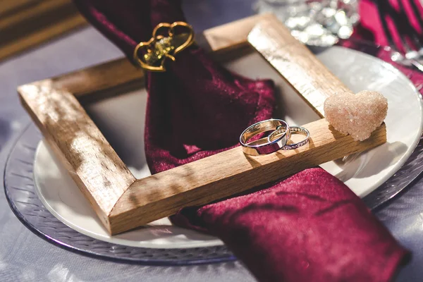 Decoración, anillos de boda, placa, marco — Foto de Stock