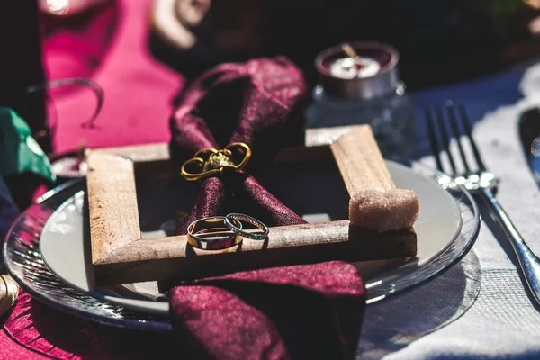 Decoración, anillos de boda, placa, marco — Foto de Stock