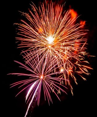 Kara gökyüzünde renkli havai fişekler