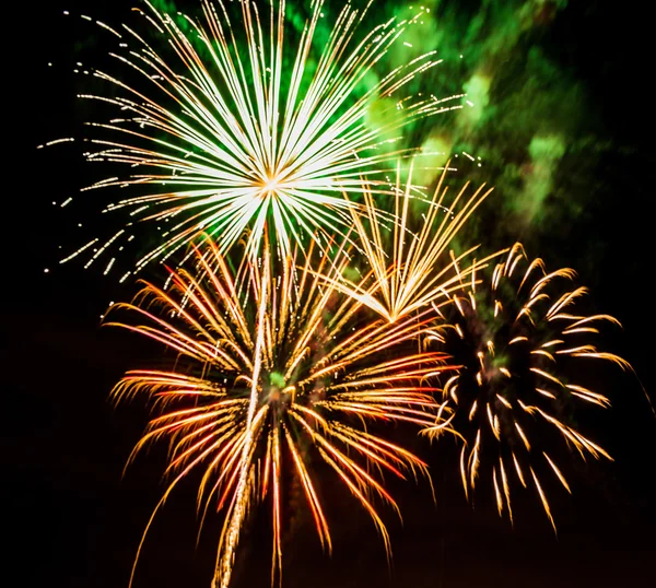 Kara gökyüzünde renkli havai fişekler