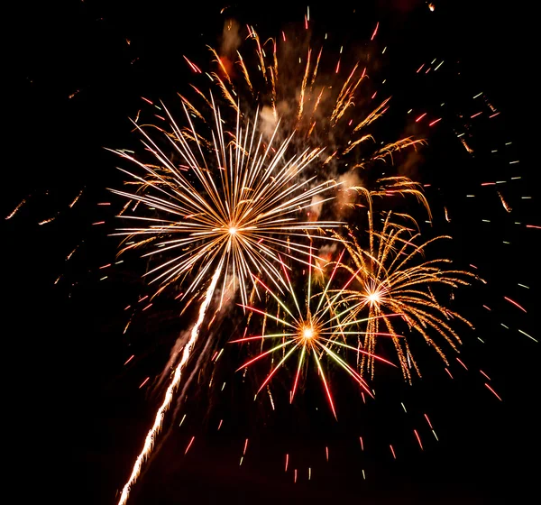 Kara gökyüzünde renkli havai fişekler