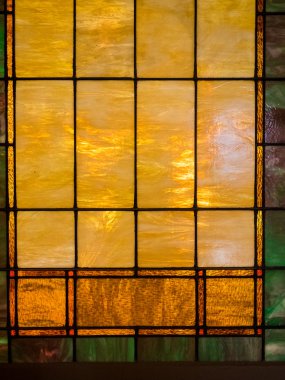 Sarı ve kahverengi vitray pencere