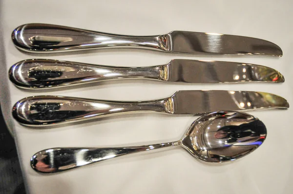 Akşam yemeği hazır. 3 bıçak ve tablo kaşık