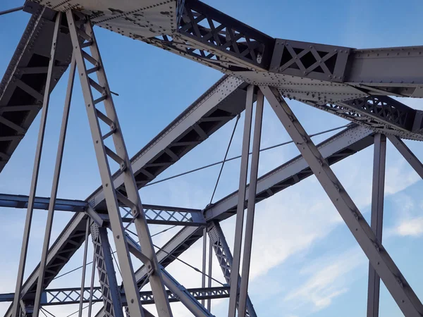 Detail der bemalten genieteten Brücke vor blauem Himmel. — Stockfoto