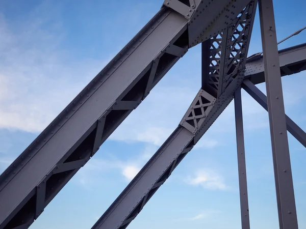 Detail der bemalten genieteten Brücke vor blauem Himmel. — Stockfoto