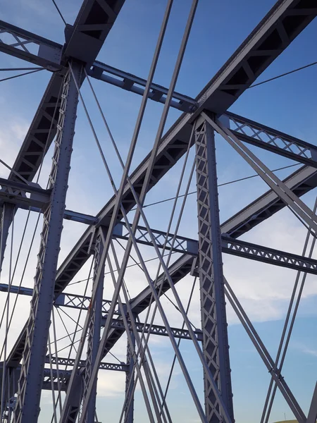 Detalle del puente remachado pintado contra el cielo azul . Fotos De Stock Sin Royalties Gratis