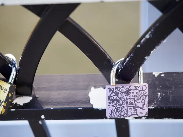 Sembolik aşk asma kilitler parmaklıklar Cincinnati köprü