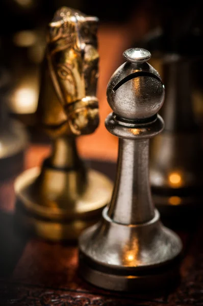 oyun tahtası üzerinde satranç figürleri