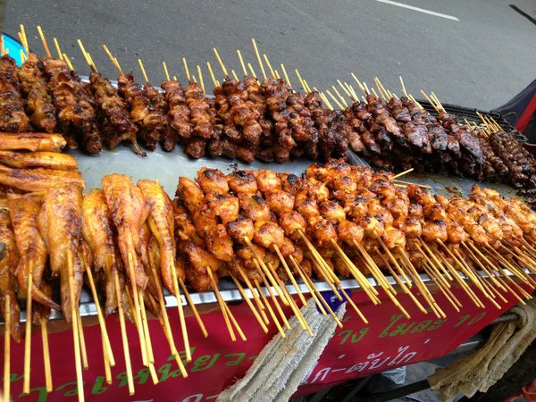 Palito de porco assado tradicional na grelha, Tailândia . — Fotografia de Stock