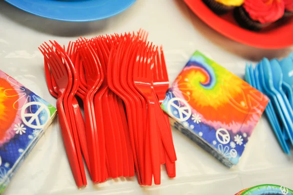 Tenedores desechables de plástico brillante en la mesa — Foto de Stock