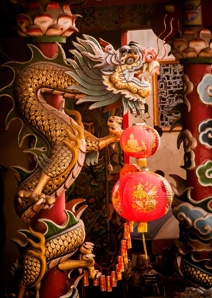 Tayland kırmızı ve sarı ejderha.