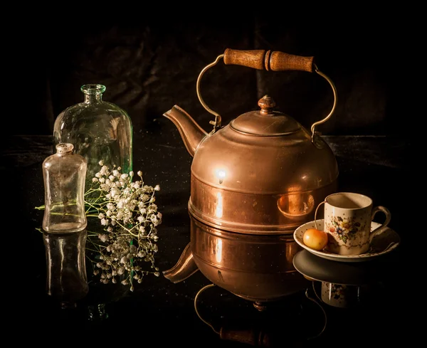 Bodegón antiguo latón té olla, taza, flor Fotos De Stock