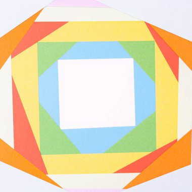 Mesaj için ortasında beyaz boşluk olan kağıt katmanlı geometrik şekilleri kes. En küçük arkaplan.