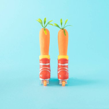 Açık mavi arka planda iki havuç. Komik konsept.