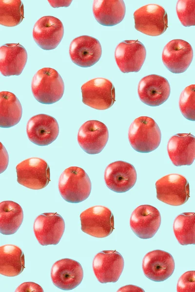 Patrón Manzanas Rojas Diferentes Posiciones Girar Fondo Azul Claro —  Fotos de Stock