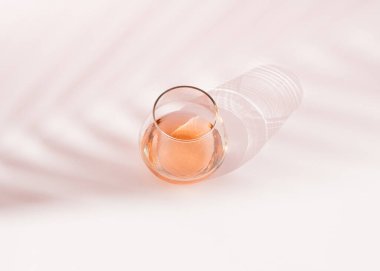 Onun gölgesi, yumuşak bir şaraptır. Ve hurma ağacının gölgesinde, kabuklu, acı bir su katılmış bir su..