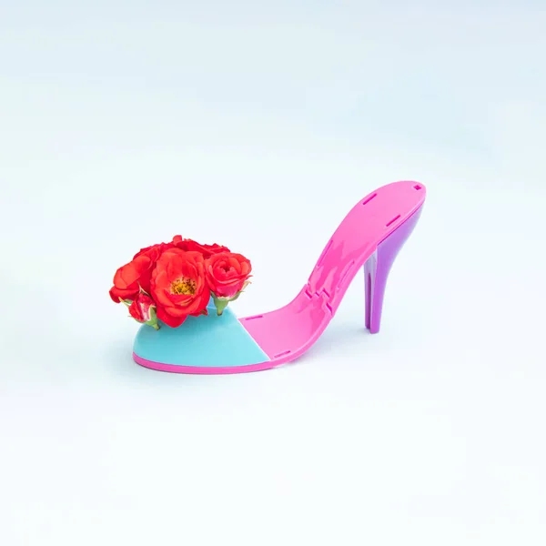 Рожево Блакитне Фіолетове Жіноче Взуття Високих Підборах Прикрашене Букетом Червоних — стокове фото